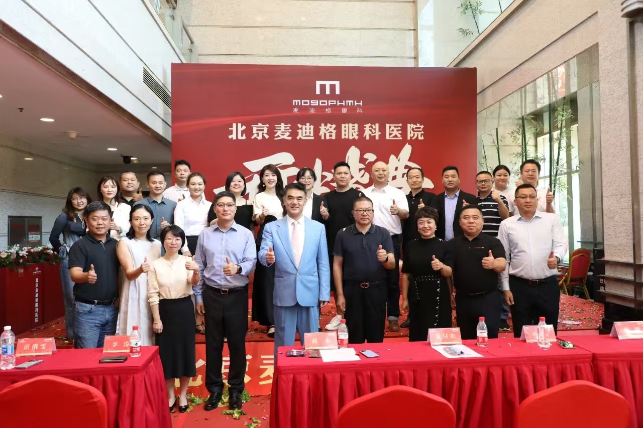 刘东董事长与嘉宾合影 刘东董事长与嘉宾合影