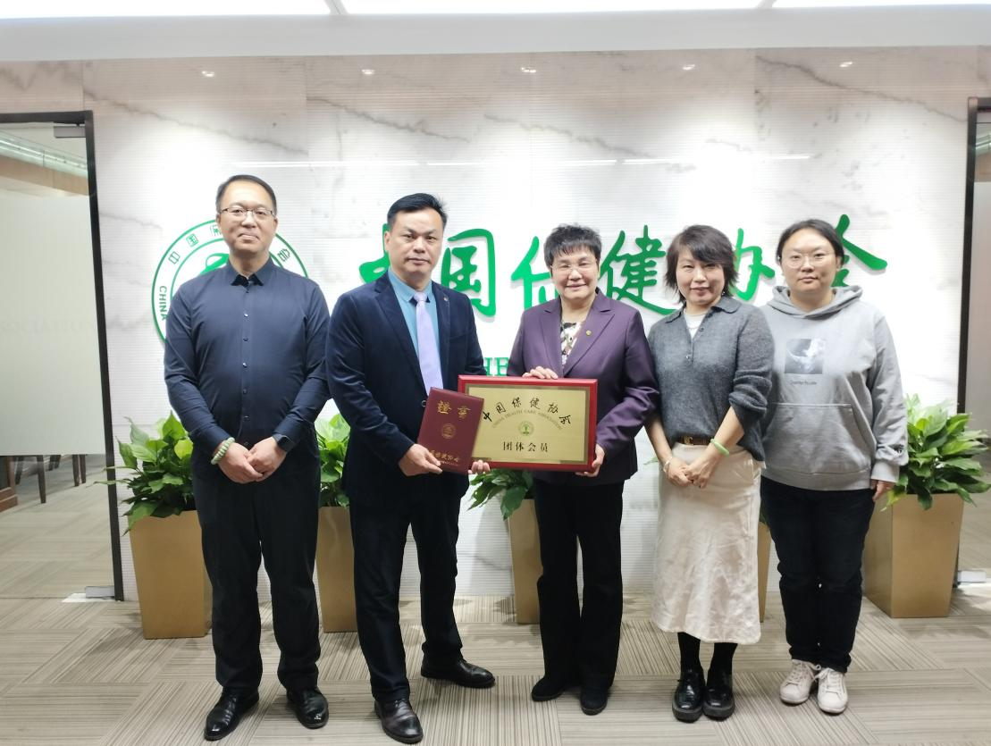 孙茵、廉琳、刘国柱参加授牌仪式