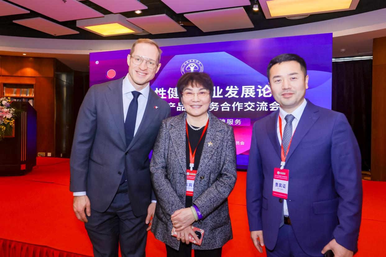 李萍副理事长与络临风总裁合影留念