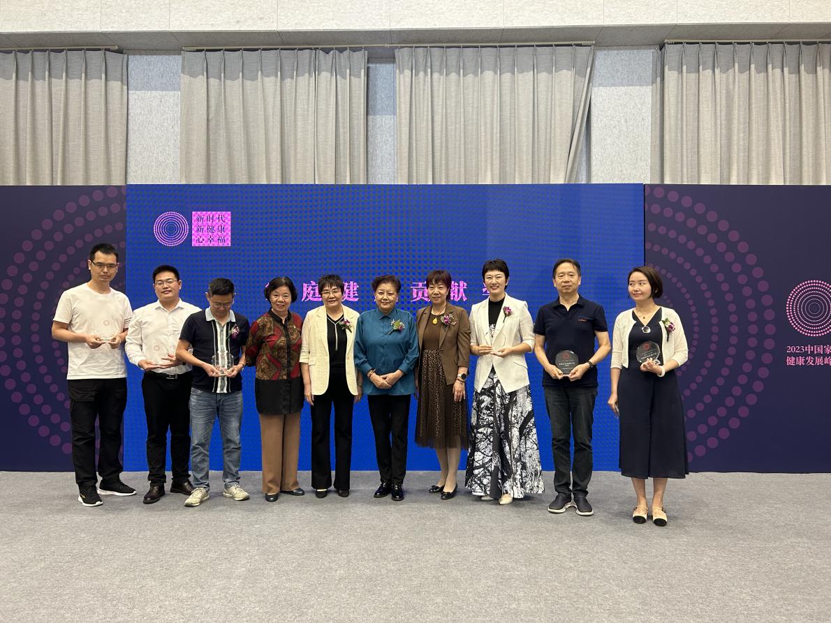 刘延宁李萍为杨玉洁等优秀企业家颁奖 刘延宁李萍为杨玉洁等优秀企业家颁奖
