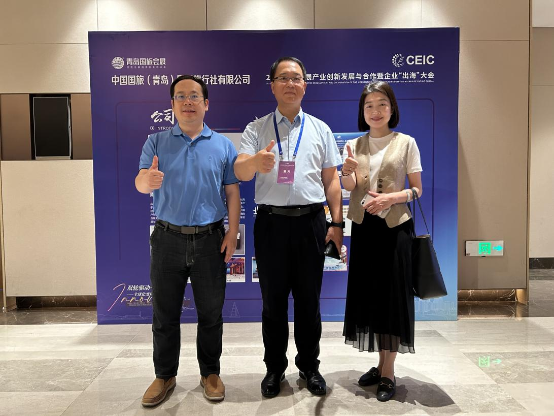 参观中国国旅展位
