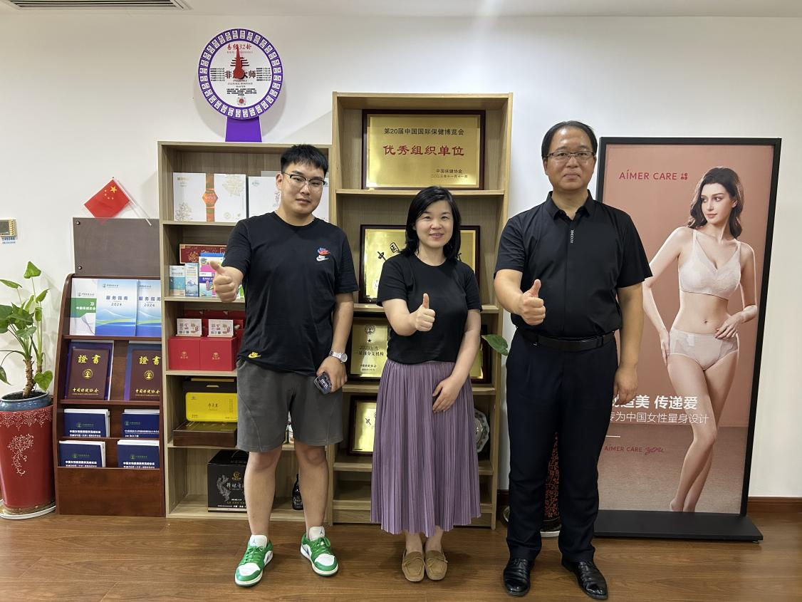 刘国柱主任与爱慕健康及亿康先达合影