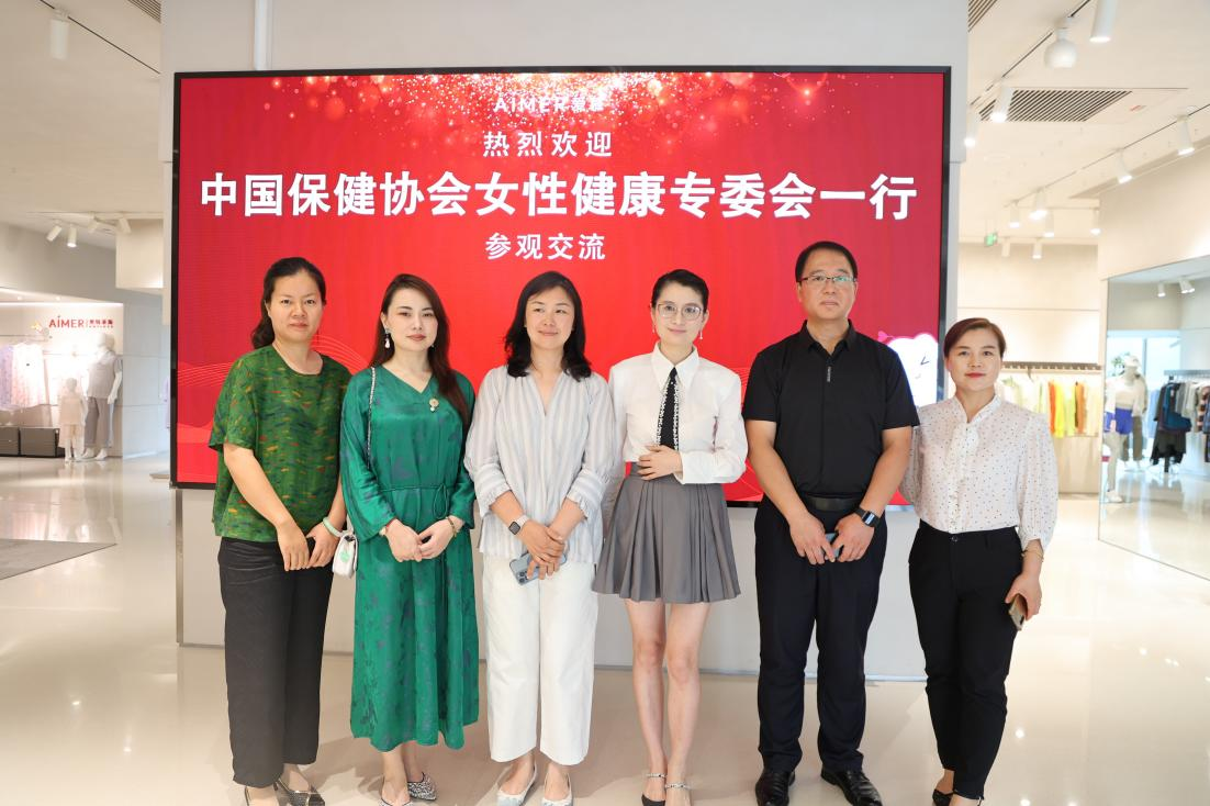 王海玲与参访嘉宾合影