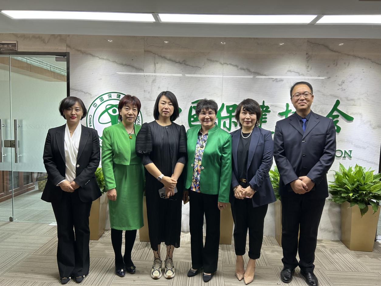 女性健康专委会与爱慕健康合影留念
